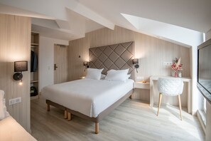 Triple Room | Premium bedding, in-room safe, individually decorated, desk - Golden Tulip Cannes hotel de Paris (Cannes)