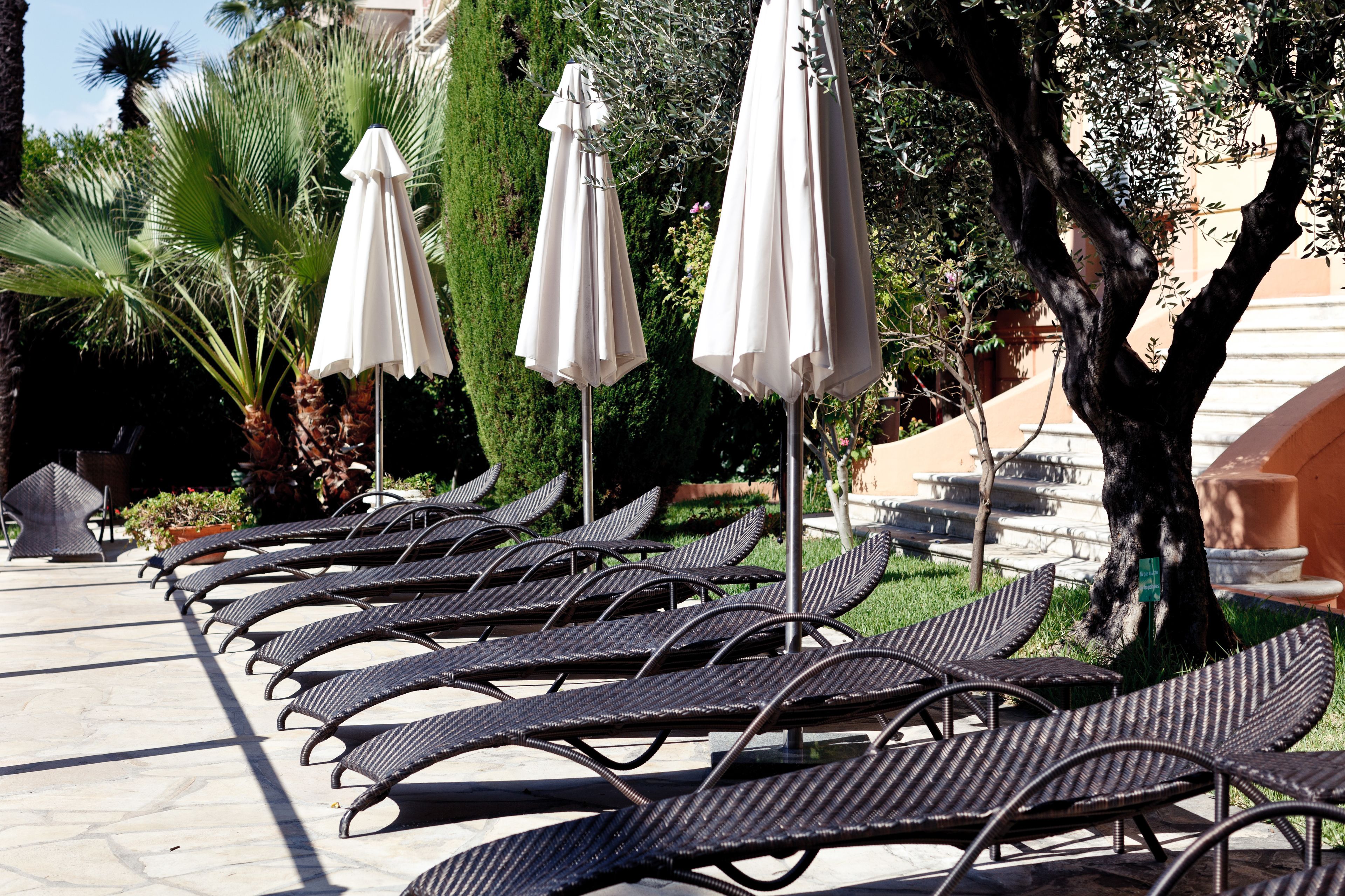 Kauden mukainen ulkouima-allas avoinna 9.00–20.00, aurinkovarjoja