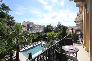 Chambre Balcony | Premium bedding, in-room safe, individually decorated, desk