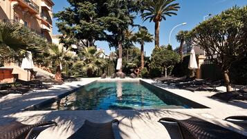 Piscine extérieure (ouverte en saison), parasols de plage