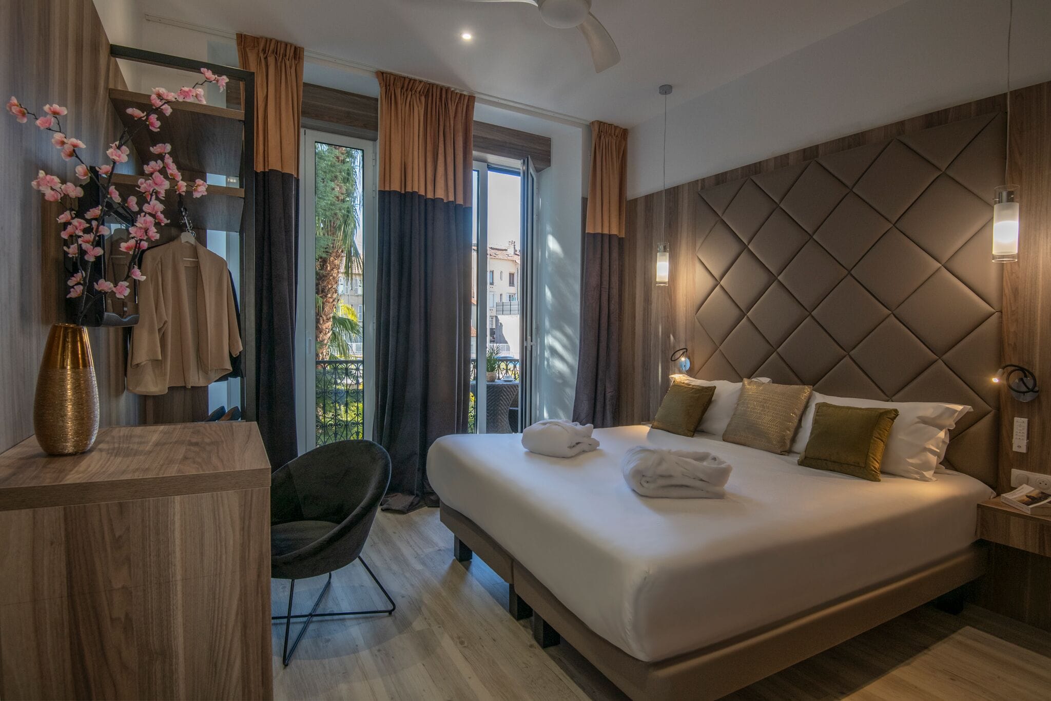 Chambre Balcony | Premium bedding, in-room safe, individually decorated, desk