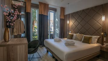 Chambre Balcony | Sengetøy av topp kvalitet, safe på rommet og individuelt dekorert