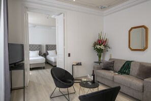 Suite | Premium bedding, in-room safe, individually decorated, desk - Golden Tulip Cannes hotel de Paris (Cannes)