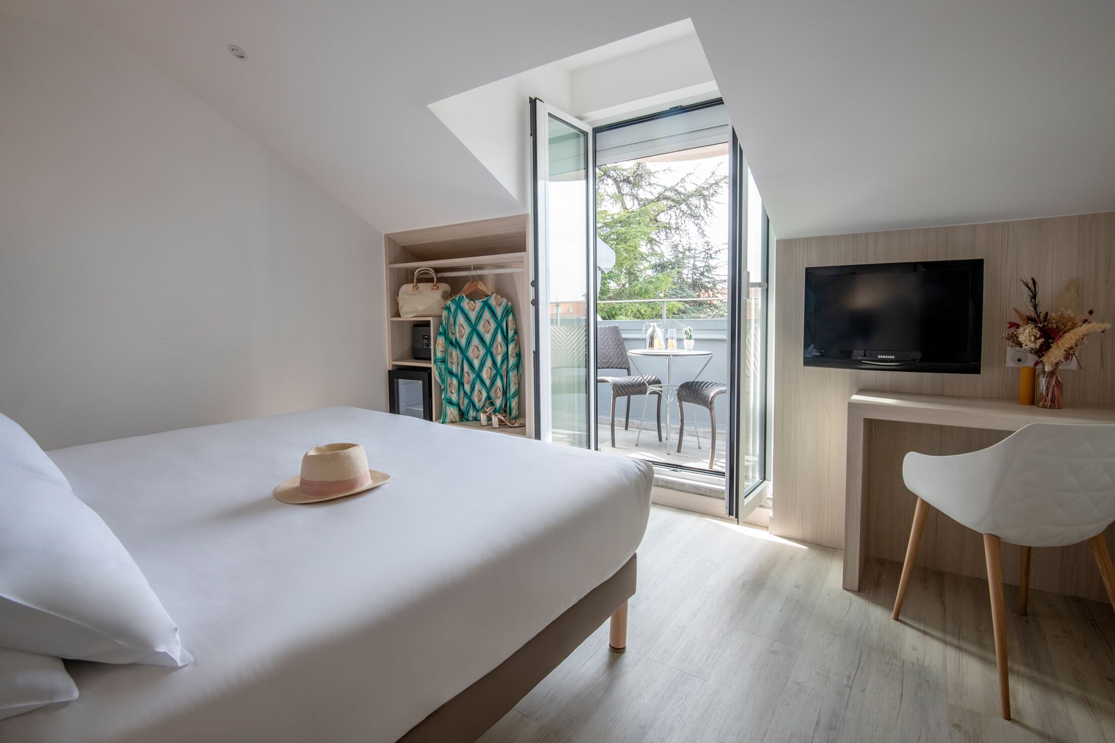 Chambre Balcony | Premium bedding, in-room safe, desk, soundproofing