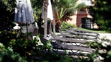 Alberca al aire libre por temporada y sombrillas en la alberca