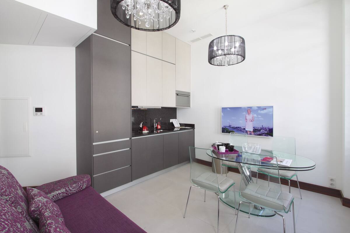 Apartamento, 1 habitación (Villa Annette) | Zona de estar | Televisión LED de 55 pulgadas con canales por satélite, una televisión