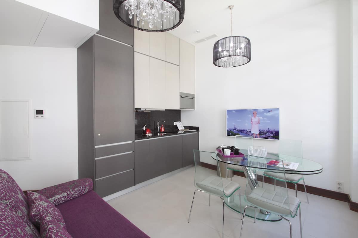 Apartamento, 1 habitación (Villa Annette) | Zona de estar | Televisión LED de 55 pulgadas con canales por satélite, una televisión