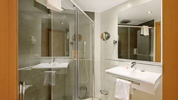 Tweepersoonskamer (Interior) | Badkamer | Gratis toiletartikelen, een haardroger, handdoeken