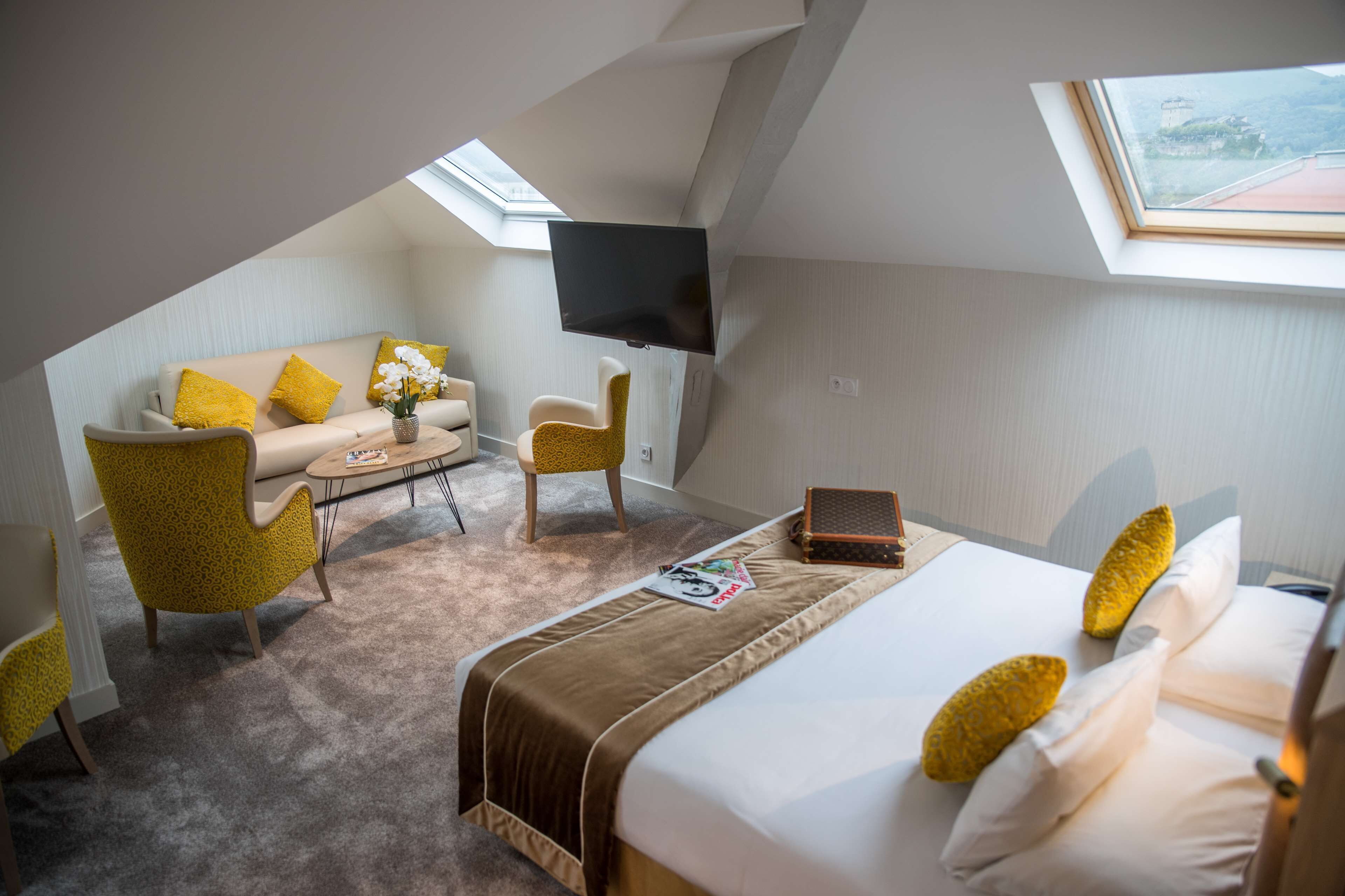 family suite, 1 king bed with sofa bed, non smoking (with sofabed) | premium bedding, in-room safe, individually decorated, desk