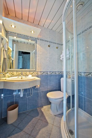 Articles de toilette gratuits, sèche-cheveux, serviettes fournies