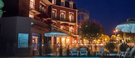 Piscine extérieure (ouverte en saison), parasols de plage