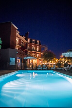 Seasonal outdoor pool, open 10:00 AM to 8:00 PM, pool umbrellas - Best Western Beausejour (Lourdes)