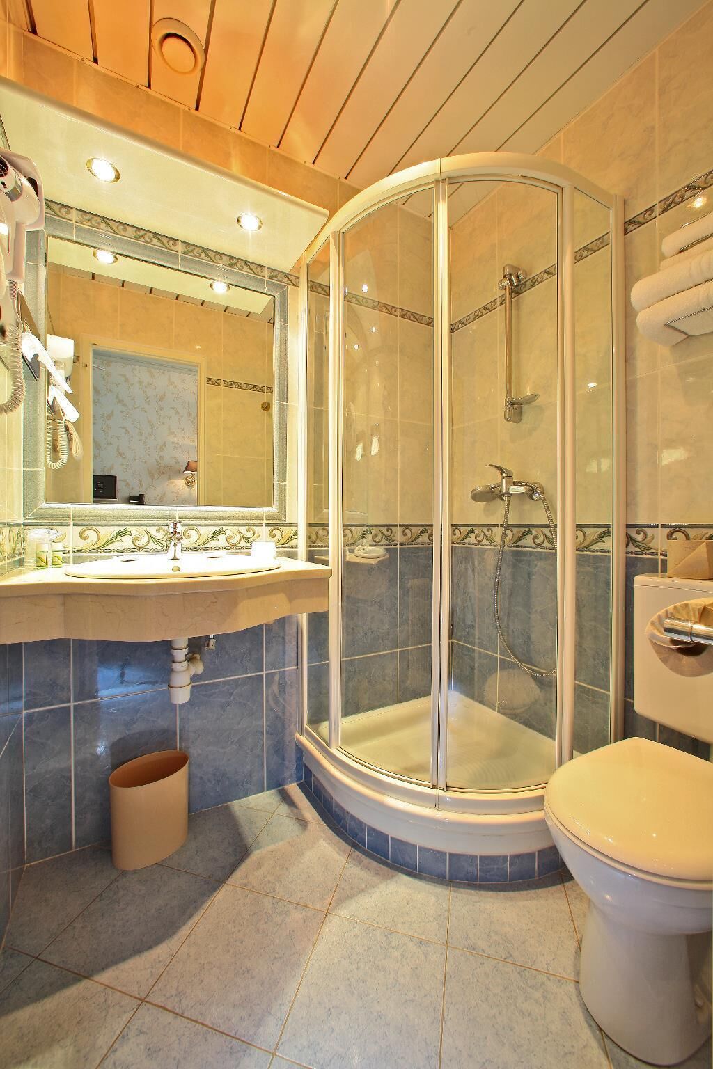 standard room, 1 single bed | bathroom | free toiletries, hair dryer, towels