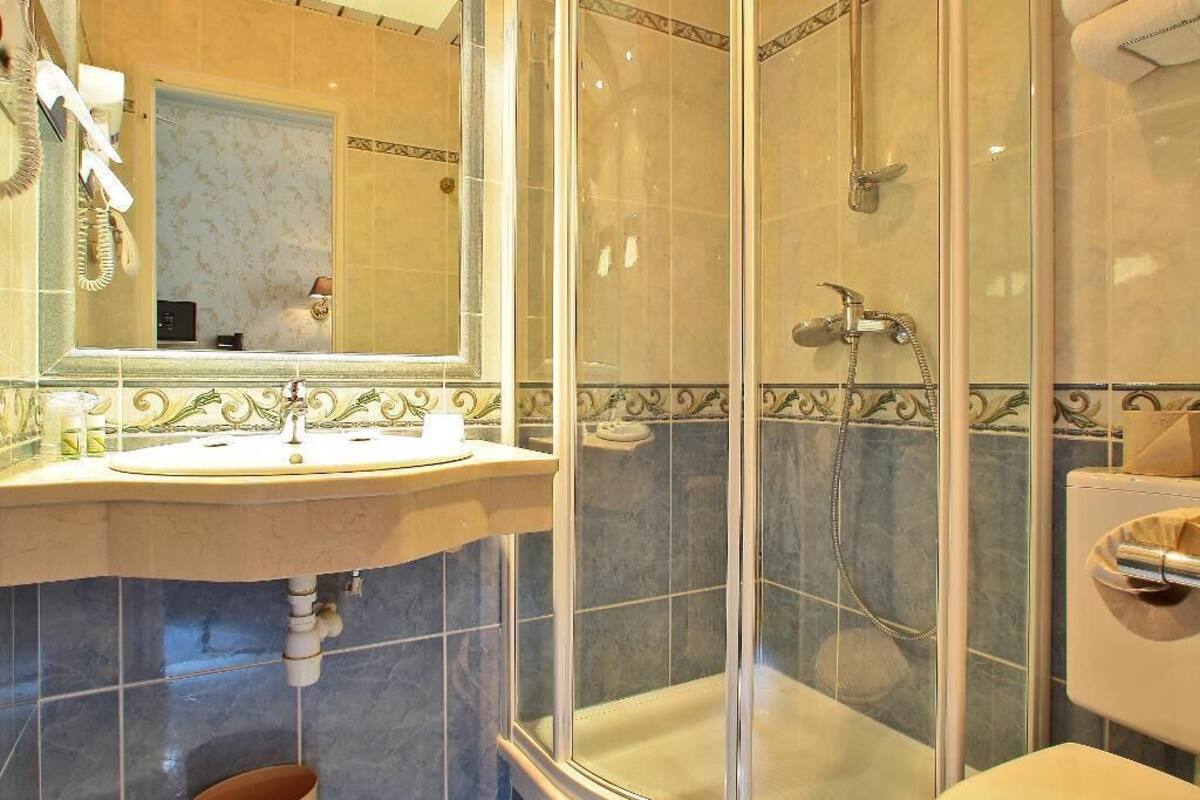 standard room, 1 single bed | bathroom | free toiletries, hair dryer, towels