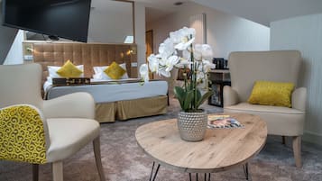 Family Suite, 1 King Bed with Sofa bed, Non Smoking (with Sofabed) | Premium bedding, in-room safe, individually decorated, desk