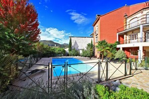 Piscine extérieure (ouverte en saison), parasols de plage