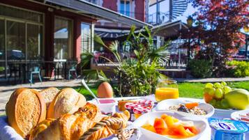 Petit déjeuner buffet servi tous les jours en supplément