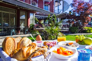 Daily buffet breakfast for a fee