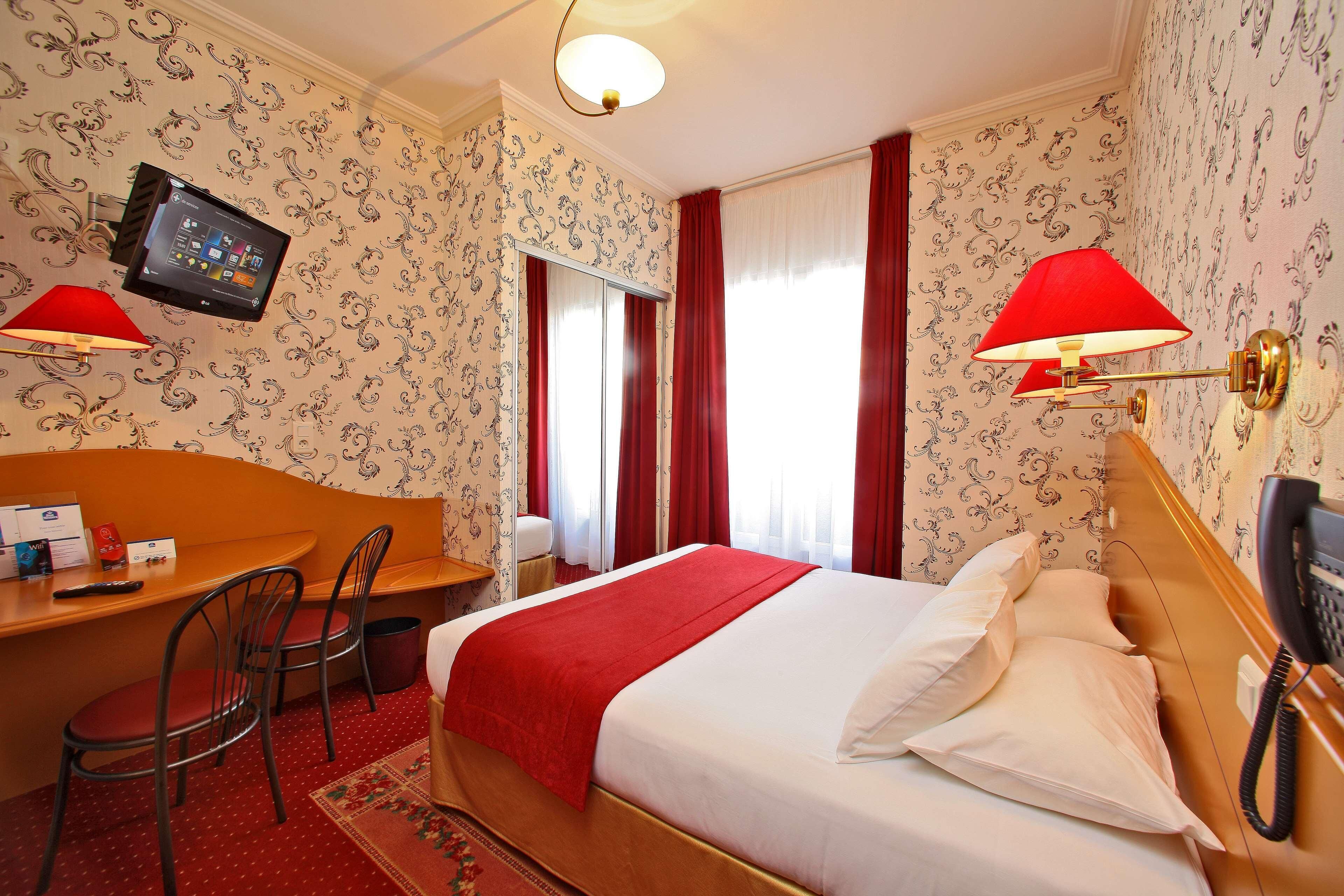 Premium bedding, in-room safe, individually decorated, desk