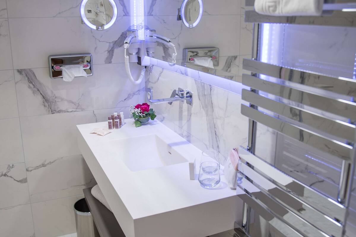 superior room, 1 double bed, non smoking | bathroom | free toiletries, hair dryer, towels