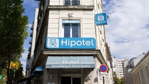 Un edificio con diversi cartelli che riportano la scritta "Hipotel", indicando che si tratta di un hotel.