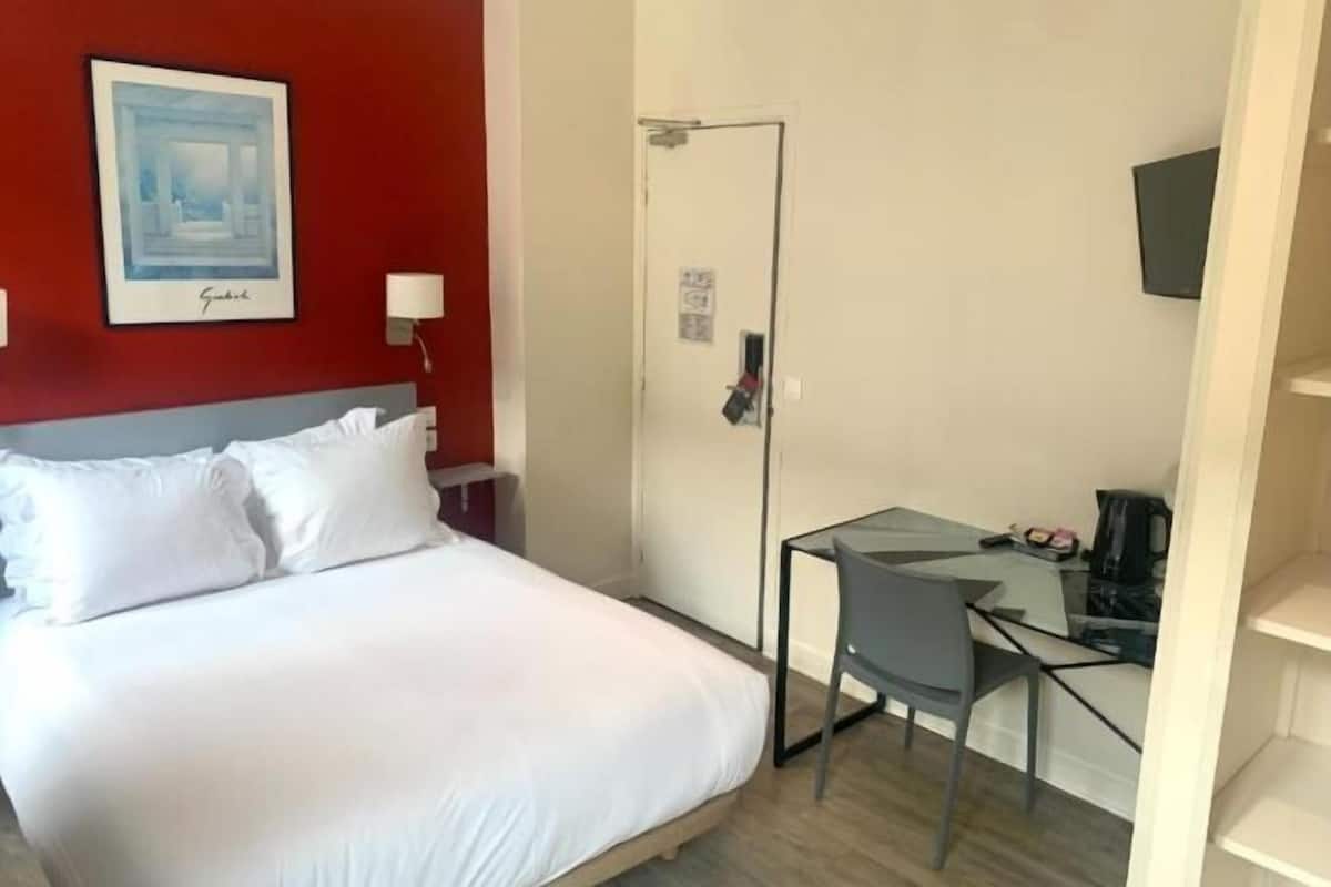 Desk, blackout curtains, iron/ironing board, free WiFi