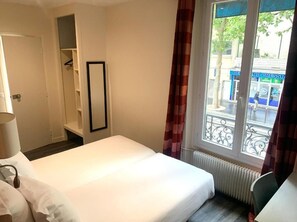 Zweibettzimmer | Schreibtisch, Verdunkelungsvorhänge, Bügeleisen/Bügelbrett
