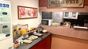 Un banco della colazione con diversi cibi e un cartello con la scritta “PALAISE D'ETE”.