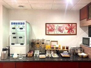 Tägliches Frühstücksbuffet (9 EUR pro Person)