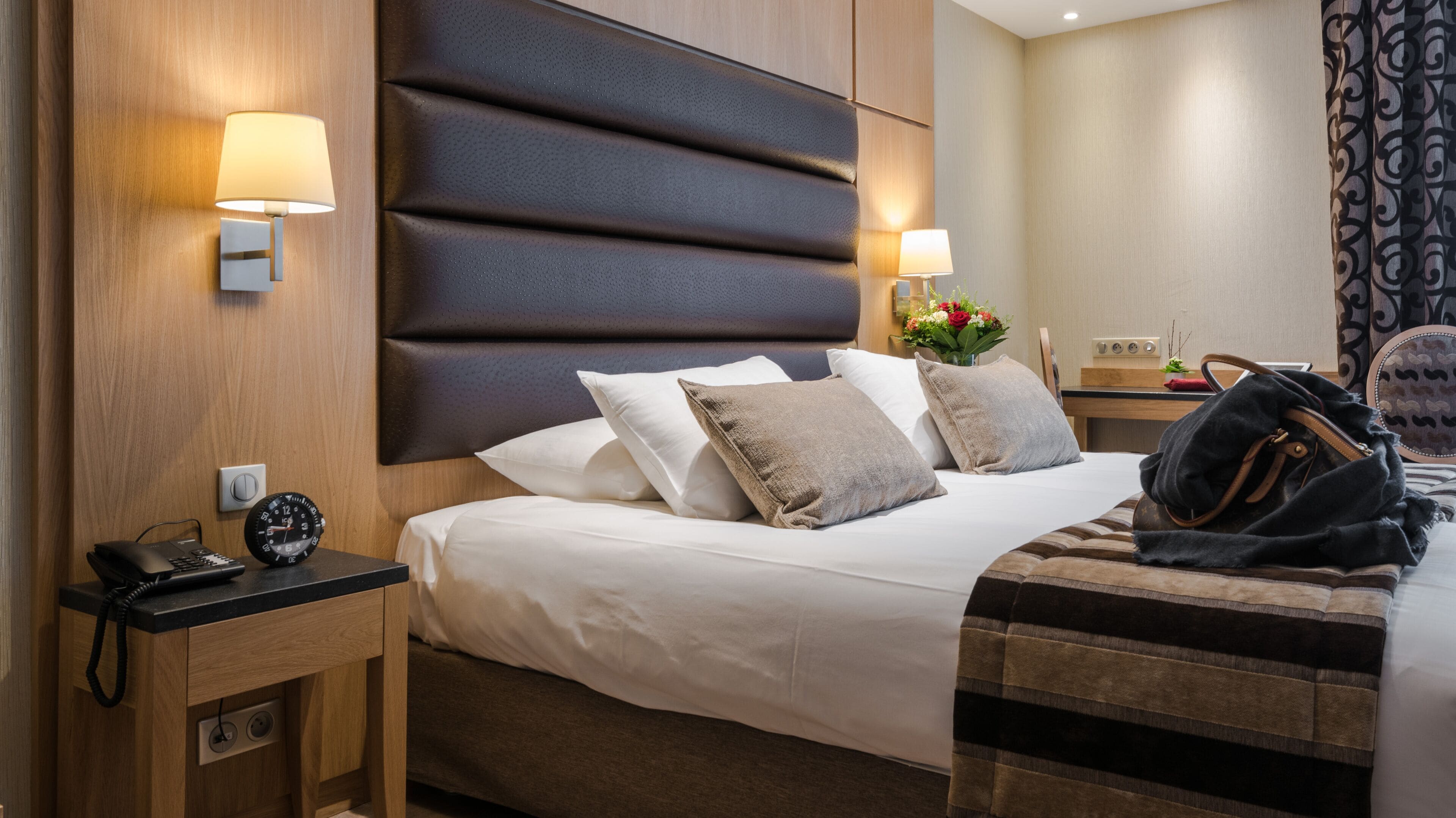 deluxe room | minibar, in-room safe, individually decorated, individually furnished