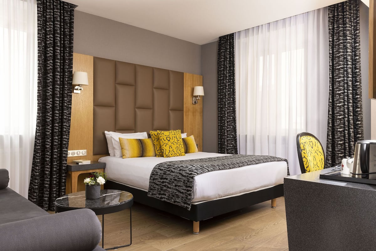 Phòng Deluxe | Minibar, két bảo mật tại phòng, trang trí khác biệt