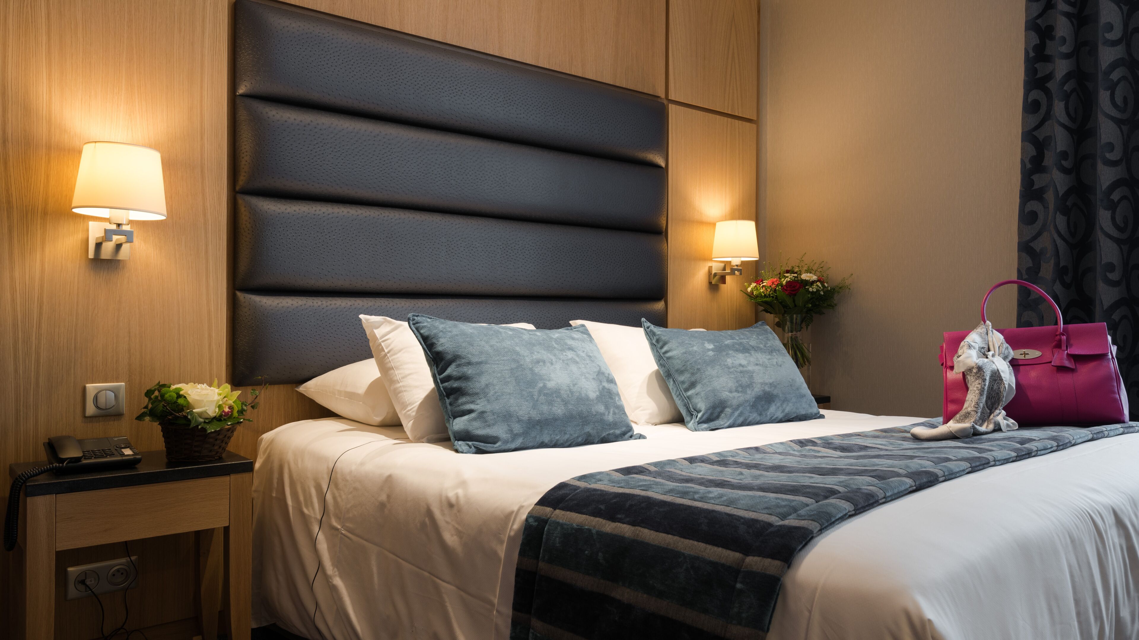 comfort room | minibar, in-room safe, individually decorated, individually furnished