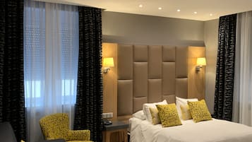 Comfort Room | Minibar, in-room safe, individually decorated, individually furnished