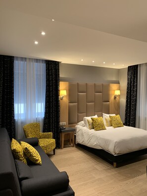Comfort Room | 1 bedroom, minibar, in-room safe, individually decorated