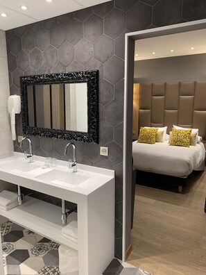 컴포트룸 | 미니바, 객실 내 금고, 각각 다른 스타일의 인테리어, 각각 다르게 가구 비치