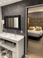 Minibar, caja de seguridad en la habitación y decoración personalizada