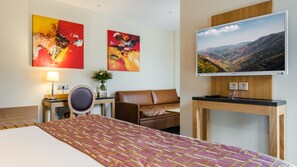 Minibar, in-room safe, individually decorated, individually furnished - Hotel Bristol (Mulhouse)