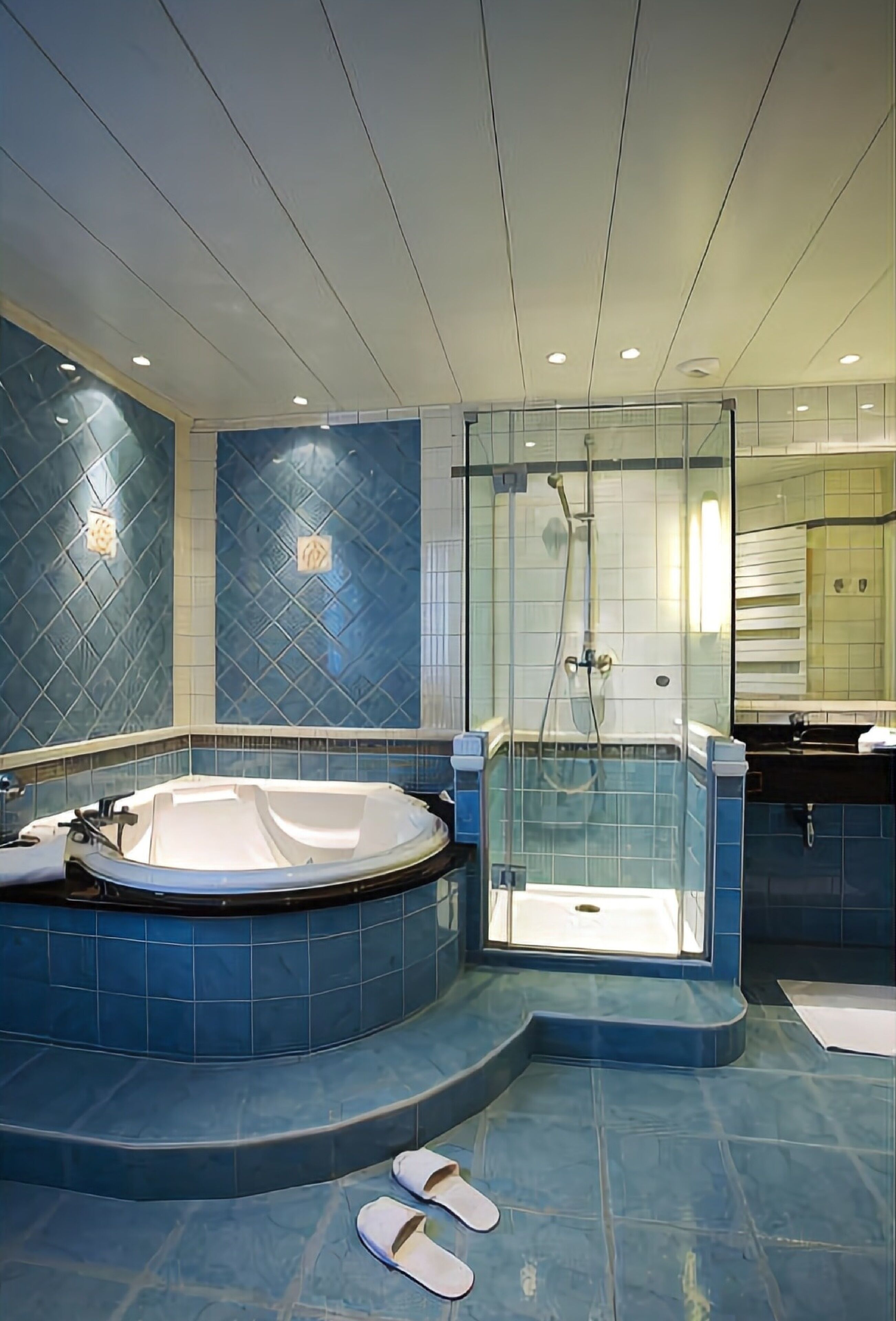 junior suite | bathroom | free toiletries, hair dryer, towels