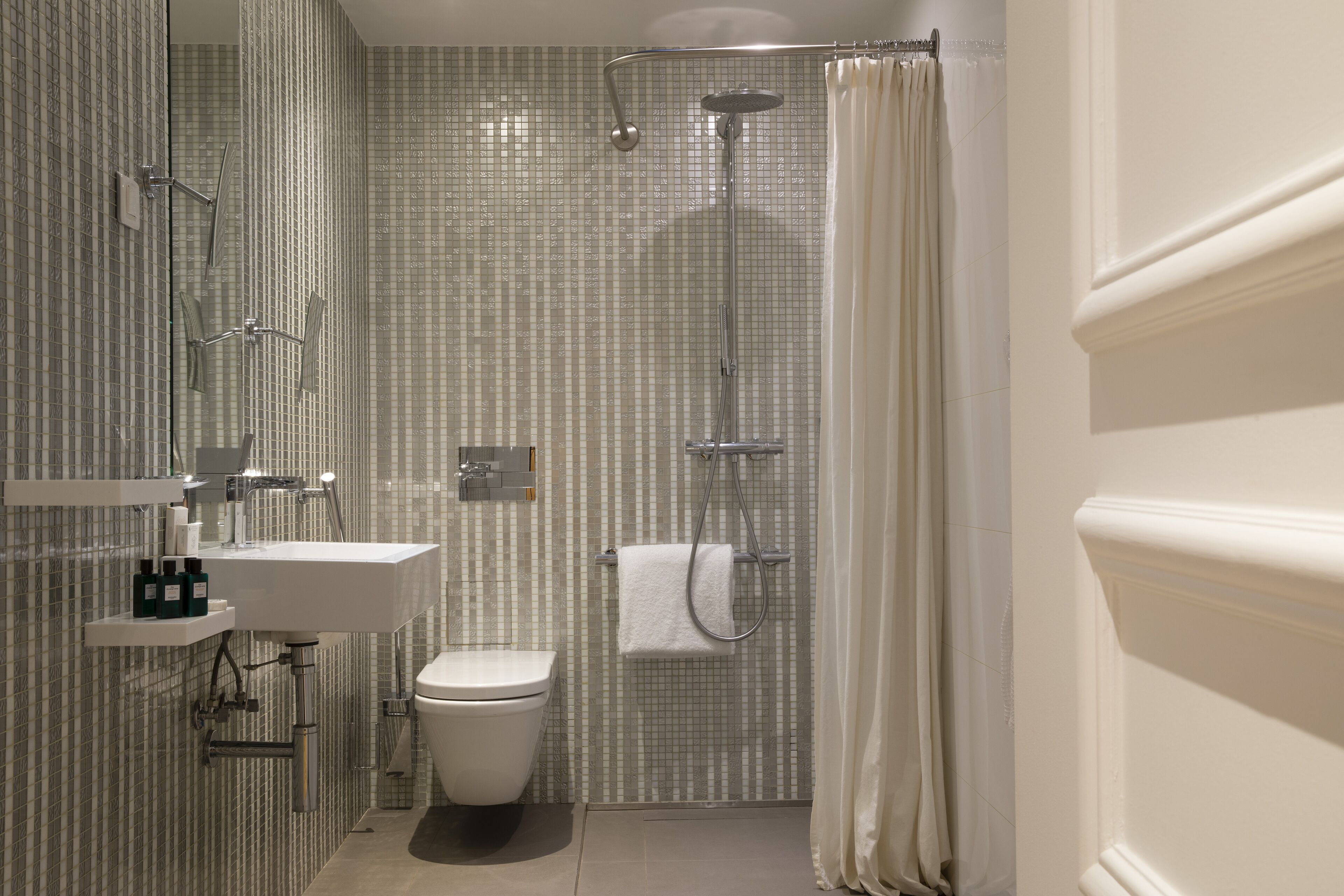 suite junior patio - spa access | bathroom | designer toiletries, hair dryer, bathrobes, slippers