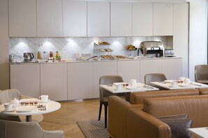 Daily buffet breakfast for a fee - Hotel R de Paris (Paris)