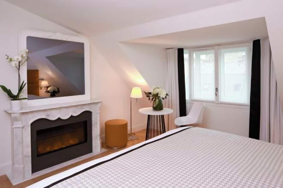 Tempur-Pedic beds, minibar, in-room safe, desk