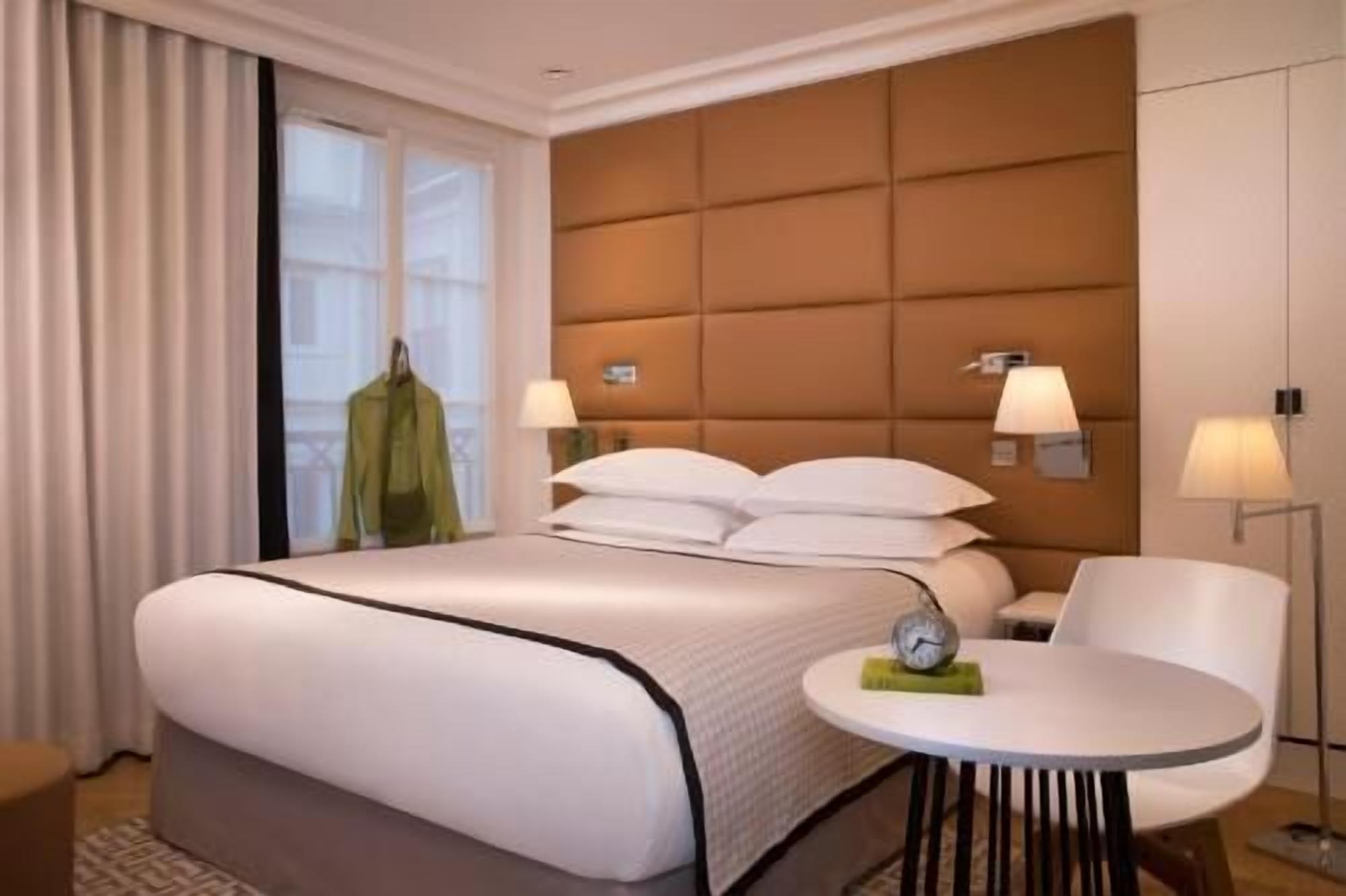 Tempur-Pedic-senger, minibar, safe på rommet og skrivebord