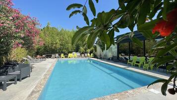 Piscine extérieure (ouverte en saison), parasols de plage