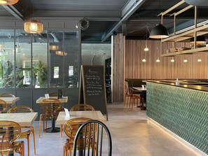 Petit déjeuner, déjeuner et dîner servis sur place, vue sur la piscine