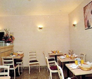 Breakfast (EUR 8 per person)