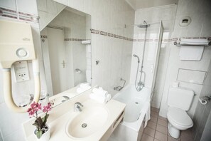 Habitación triple | Baño | Secadora de cabello y toallas 