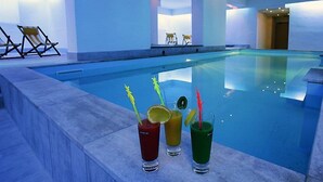 A swimming pool with lounge chairs and drinks. - Du Soleil Le Terminus (Carcassonne)