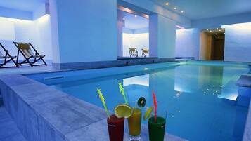 Alberca techada y alberca al aire libre