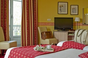Premium bedding, free cots/infant beds, free rollaway beds, free WiFi - Du Soleil Le Terminus (Carcassonne)
