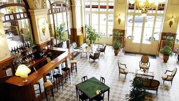 Se sirven comidas, cenas y cocina francesa